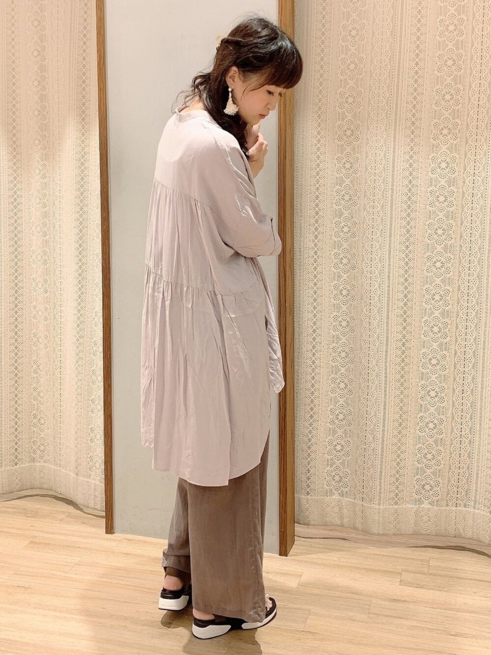「バックティアード、ゆったりコーデ、楊柳パンツ、ワイドパンツ、ゆるコーデ、ママコーデ、アースミュージック＆エコロジー、earth music&ecology、プチプラコーデ、スボーツサンダル」｜「ORiental TRafficのORiental TRaffic スポーツサンダル ＊（サンダル、ブラウン系）」を使った、satomikamoさん（レディース・162cm）の春コーディネートの1枚目の写真