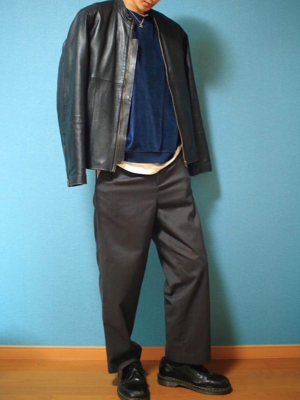 ブラック系のその他パンツ、ブラック系のブーツ、ブルー系のスウェットを着用したメンズの秋コーディネートの1枚目の写真