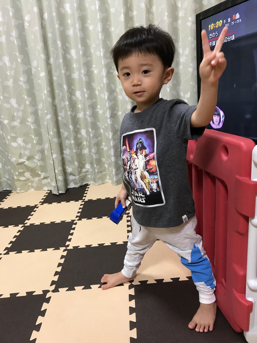 「STARWARS、2歳、長男、男の子、スターウォーズ、9月生まれ」｜「GAPのbabyGap Star Wars (TM) グラフィック スラブTシャツ（Tシャツ/カットソー、グレー系）」を使った、ponta2014さん（キッズ・90cm）の春コーディネートの1枚目の写真