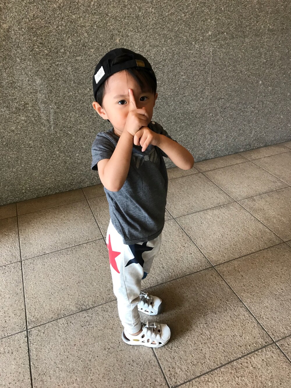 「忍者なつもり、男の子、3歳児」｜「HOGAN RANCH WEARのクルーＴシャツ　ちょうネクタイ (80～150cm)（Tシャツ/カットソー、グレー系）」を使った、ponta2014さん（キッズ・90cm）の春コーディネートの1枚目の写真