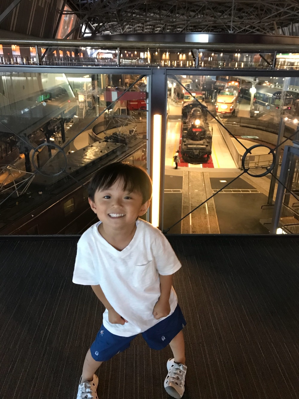 「鉄道博物館、鉄博、3歳、年少、長男、スターウォーズ」｜「GAPのGap Vネックポケット スラブTシャツ（Tシャツ/カットソー、ホワイト系）」を使った、ponta2014さん（キッズ・90cm）の夏コーディネートの1枚目の写真
