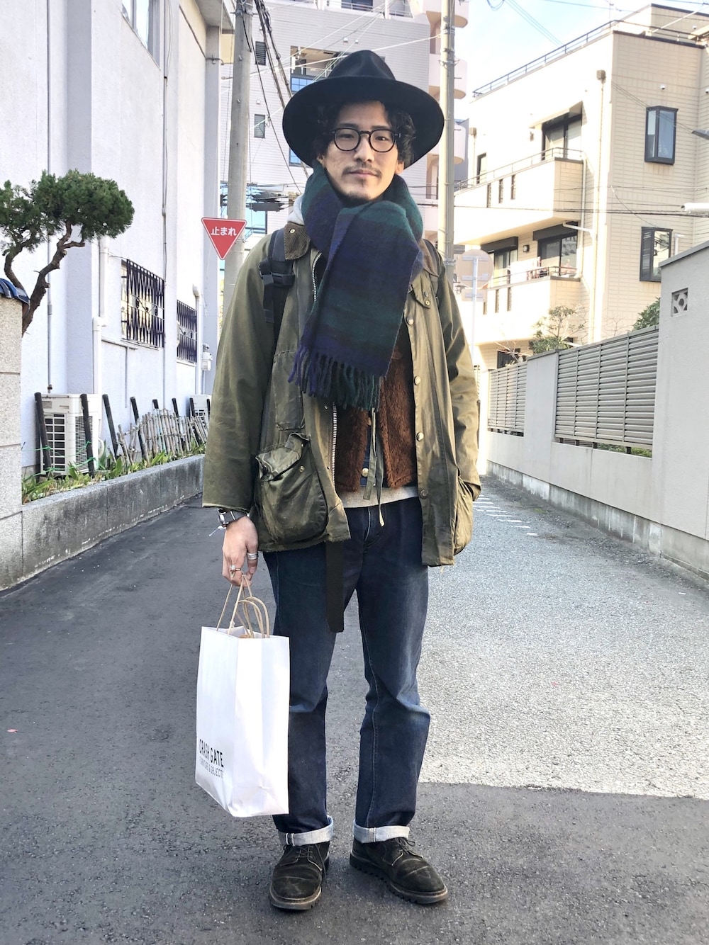 グリーン系のその他アウター、グリーン系のベスト、ブルー系のデニムパンツを着用したメンズの冬コーディネートの1枚目の写真