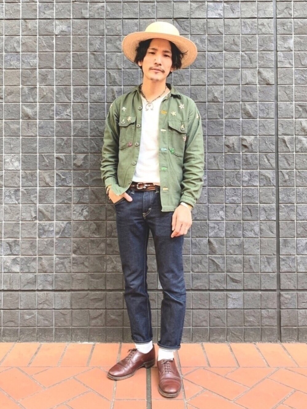 グリーン系のシャツ/ブラウス、ブルー系のデニムパンツ、ブラウン系のドレスシューズを着用したメンズの夏コーディネートの1枚目の写真