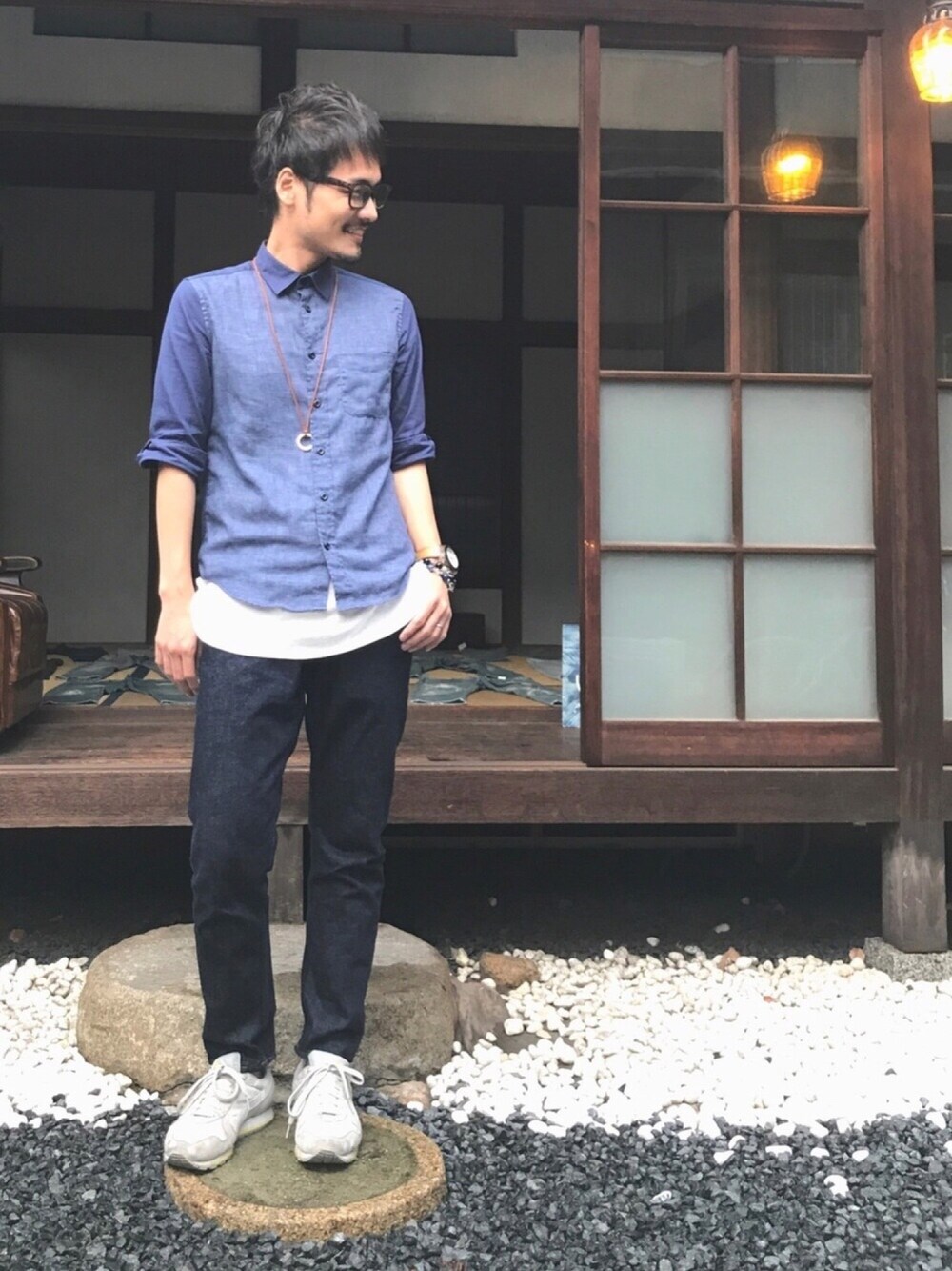 ブルー系のシャツ/ブラウス、グレー系のスニーカー、ブルー系のデニムパンツを着用したメンズの夏コーディネートの1枚目の写真