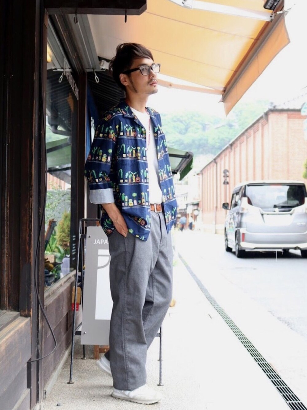 「JAPAN BLUE JEANS、SETTO、GLOBAL WORK、New Balance、ビックシルエット、白Tシャツ、シャツスタイル、タックイン、スニーカー、雨」｜「GLOBAL WORKのUSAコットンTEE【吸水速乾】/782663（Tシャツ/カットソー、ホワイト系）」を使った、isekat.aさん（メンズ・176cm）の夏コーディネートの1枚目の写真