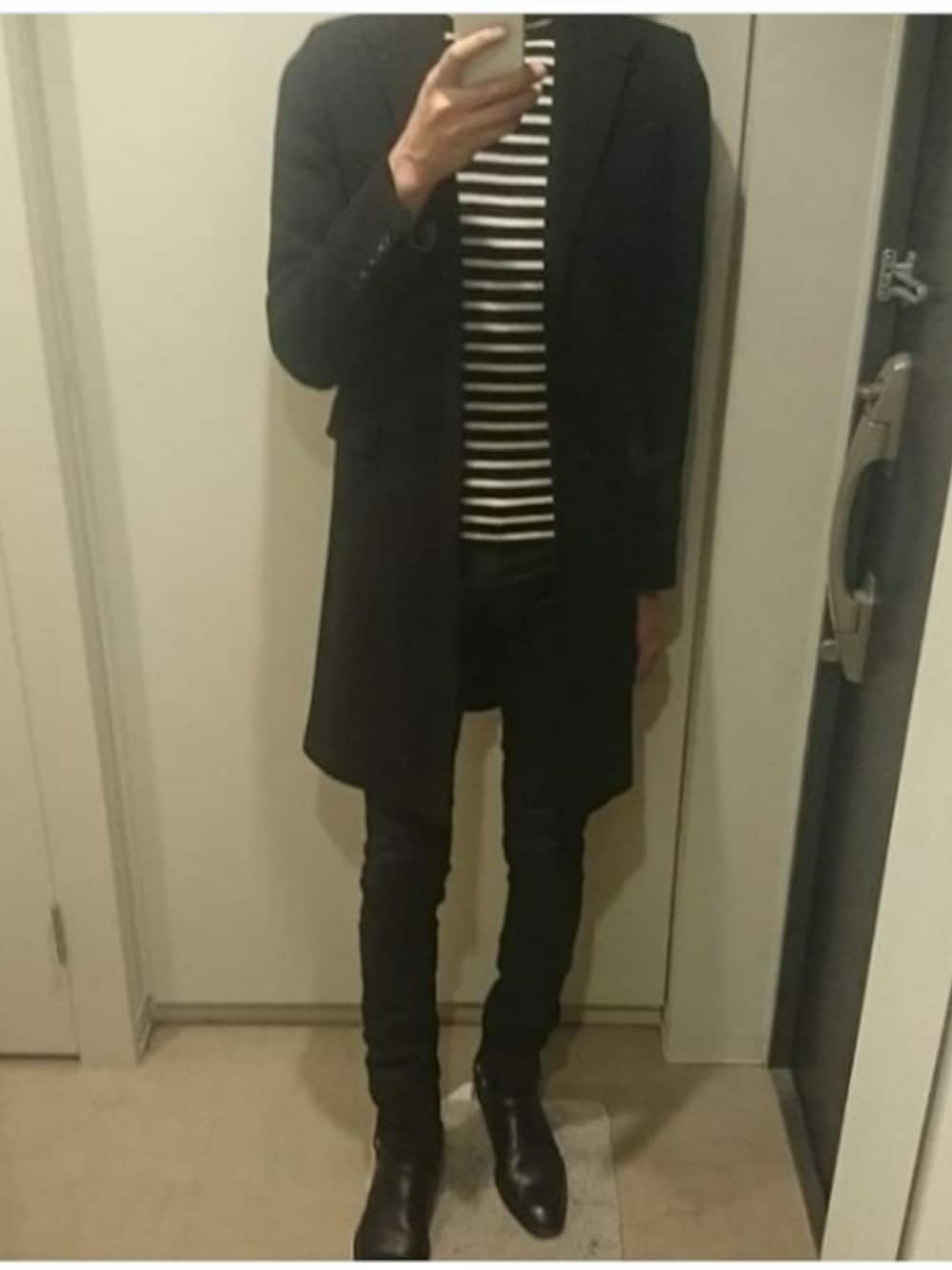 「SAINT LAURENT PARISのアイテム（チェスターコート、ブラック系）」を使った、ともちんさん（メンズ・182cm）の秋コーディネートの1枚目の写真