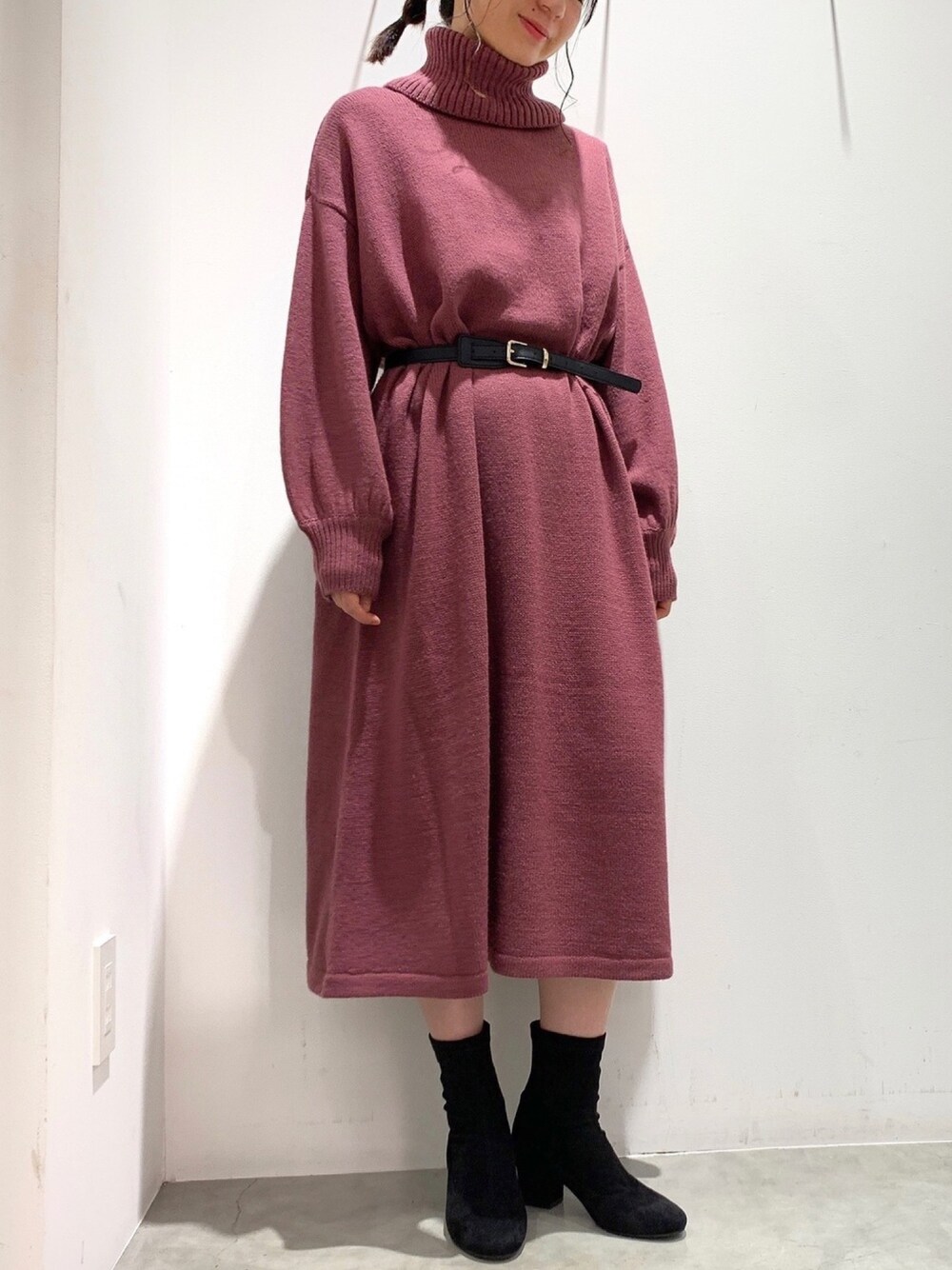 「デート、おしゃれさんと繋がりたい、冬コーデ、ブーツ、ニット、ニットワンピース、ニットコーデ、アースミュージック＆エコロジー、earth music&ecology、フォローミー」｜「earth music&ecologyのタートルネックニットワンピース　＊＊（ワンピース、ピンク系）」を使った、ゆなすんさん（レディース・158cm）の秋コーディネートの1枚目の写真