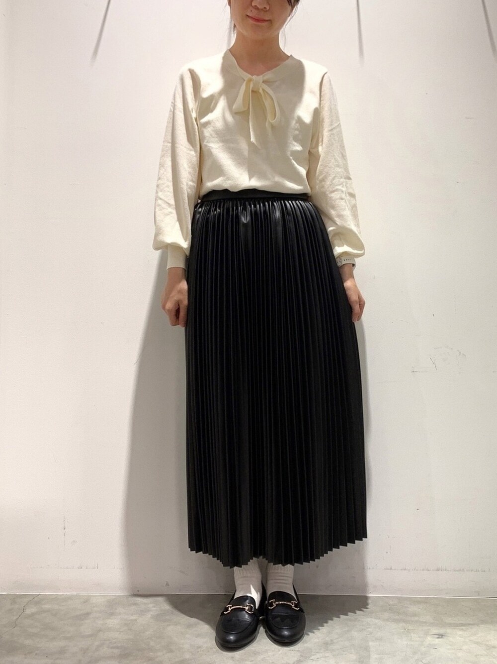 「大人女子、キレイめ、きれいめコーディネート、おでかけ、デート、アースミュージック＆エコロジー、earth music&ecology、おしゃれさんと繋がりたい、スカート、ビットローファー」｜「earth music&ecologyのボウタイニットプルオーバー　＊（ニット/セーター、ホワイト系）」を使った、ゆなすんさん（レディース・158cm）の秋コーディネートの1枚目の写真