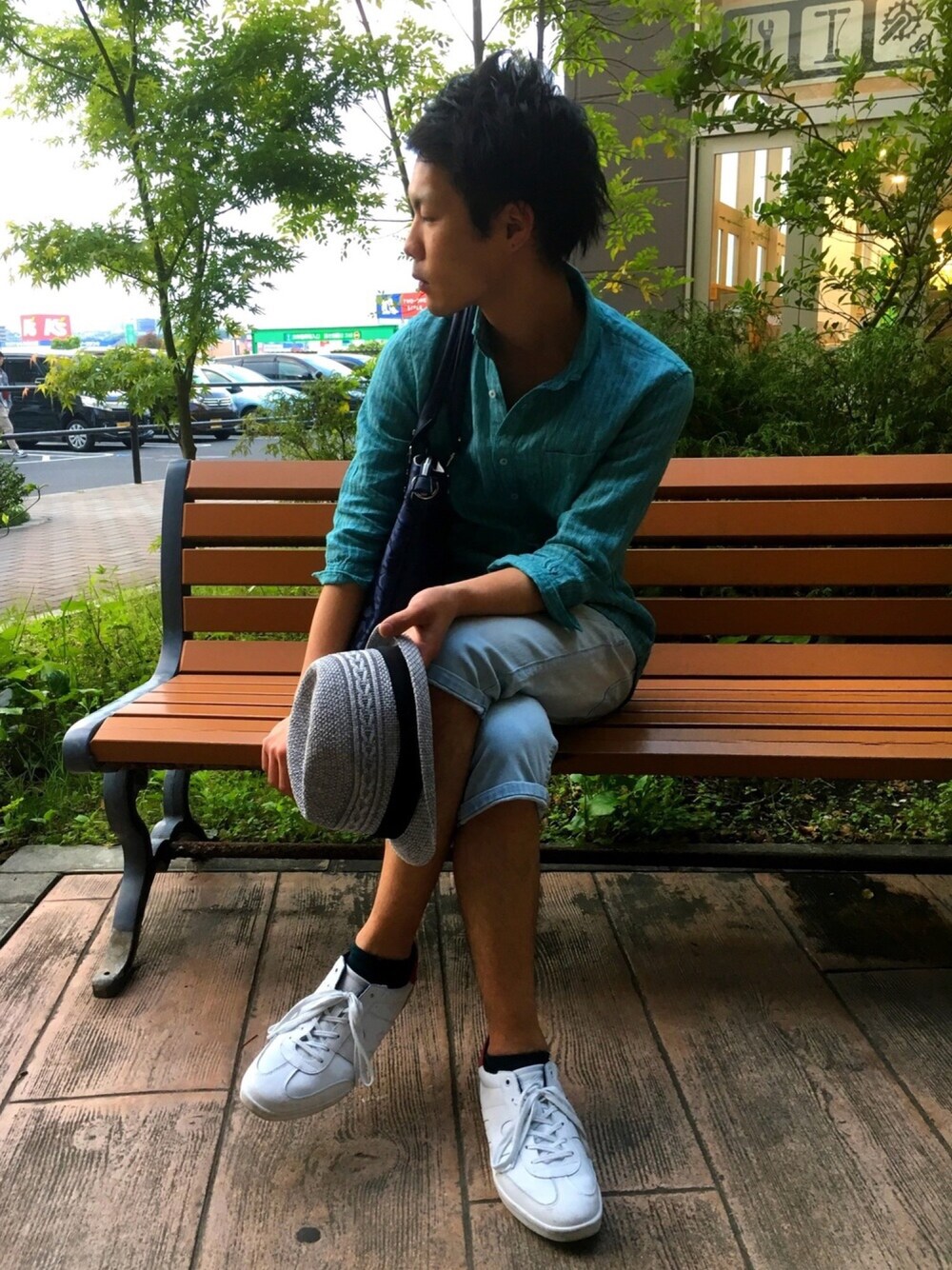 ブルー系のデニムパンツ、ホワイト系のスニーカー、グリーン系のシャツ/ブラウスを着用したメンズの春コーディネートの1枚目の写真