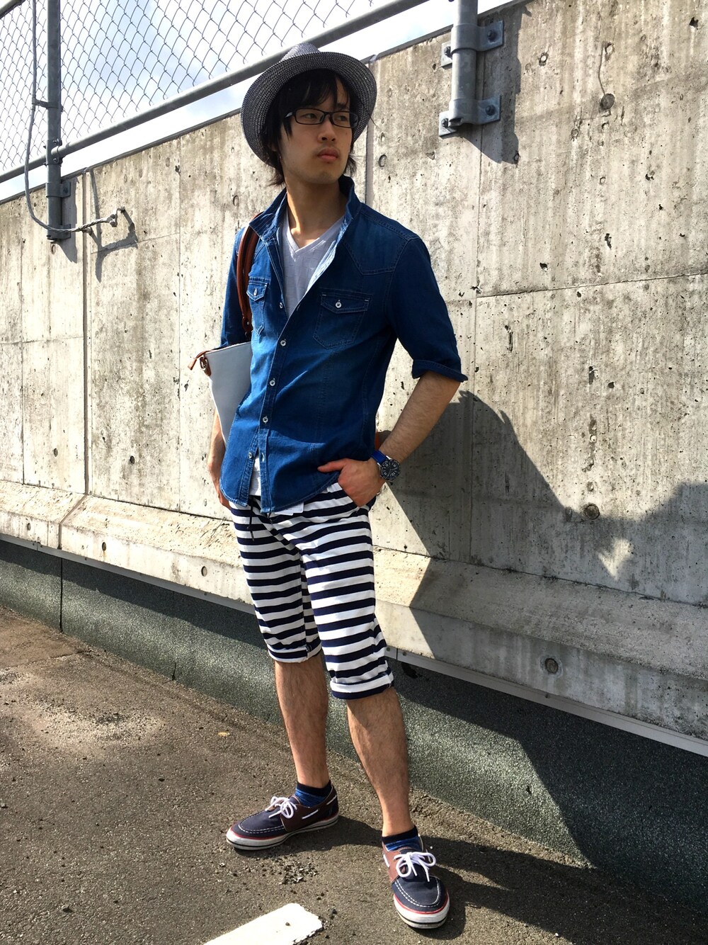 ブルー系のシャツ/ブラウス、ホワイト系のその他パンツ、ブルー系のシャツ/ブラウスを着用したメンズの春コーディネートの1枚目の写真