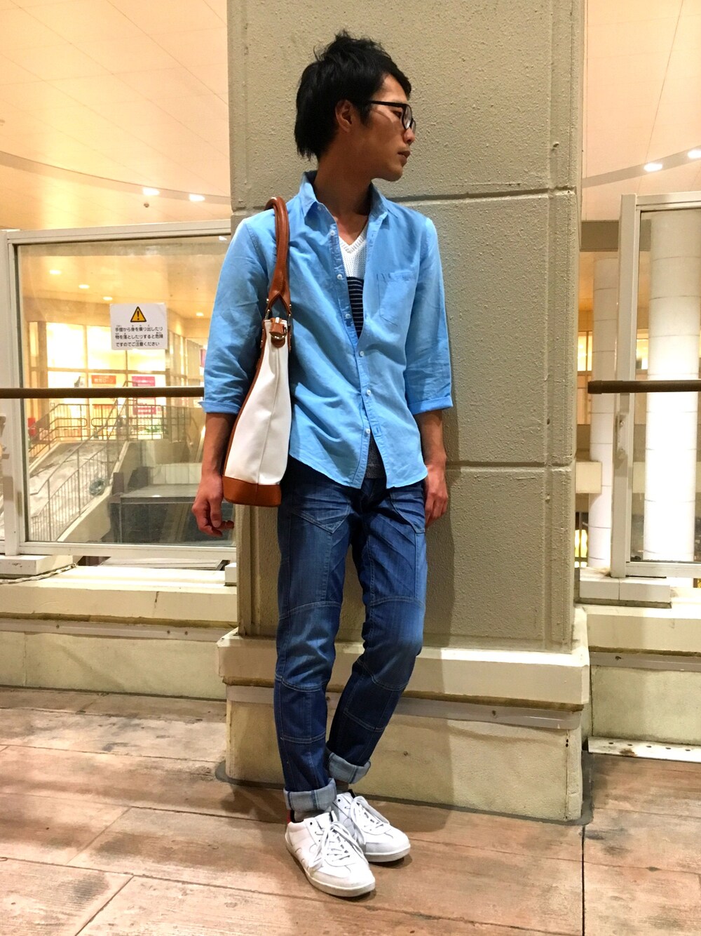 ブルー系のシャツ/ブラウス、ブルー系のデニムパンツ、ホワイト系のスニーカーを着用したメンズの春コーディネートの1枚目の写真