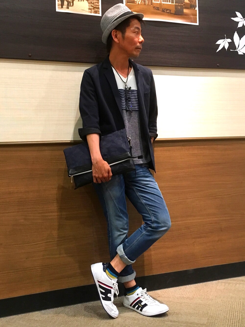 ブルー系のテーラードジャケット、その他のTシャツ/カットソー、ブルー系のデニムパンツを着用したメンズの春コーディネートの1枚目の写真