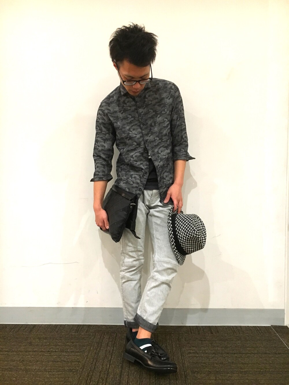 グレー系のシャツ/ブラウス、ホワイト系のデニムパンツ、ブラック系のクラッチバッグを着用したメンズの春コーディネートの1枚目の写真