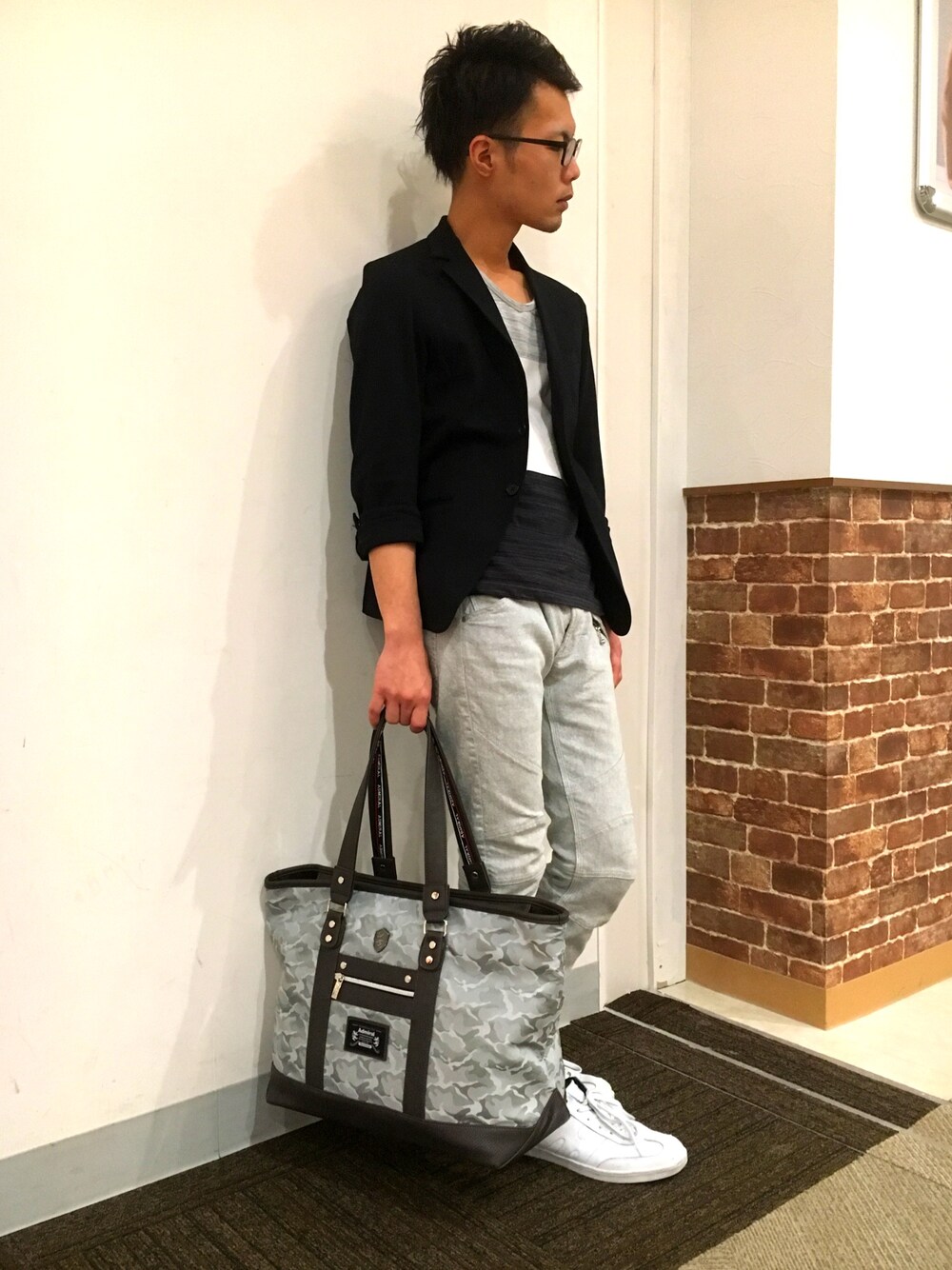 ブラック系のテーラードジャケット、ブラック系のTシャツ/カットソー、ホワイト系のその他パンツを着用したメンズの春コーディネートの1枚目の写真