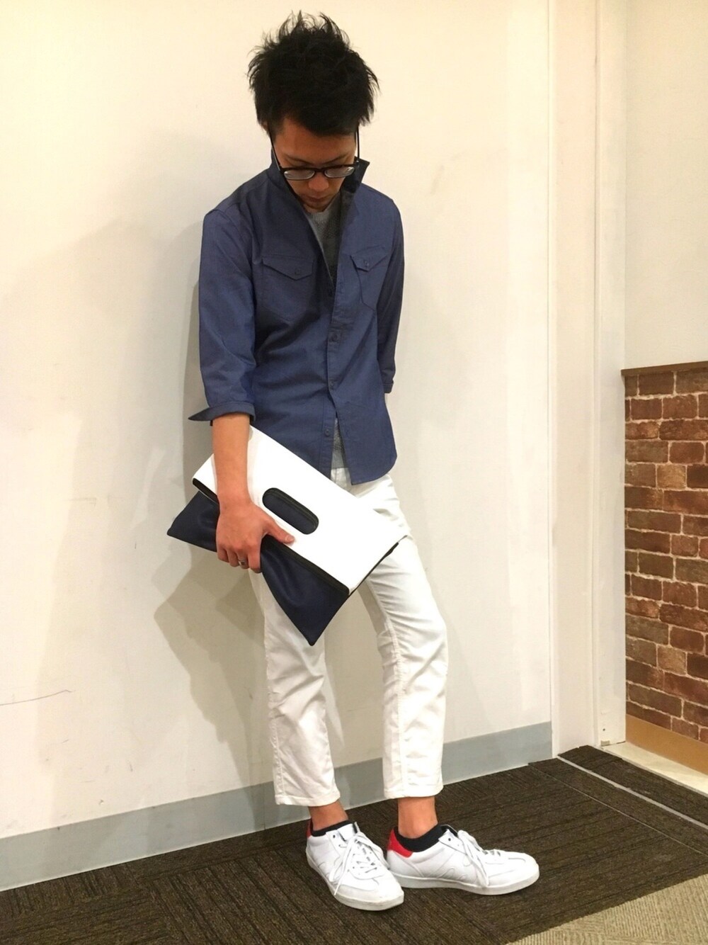 ブルー系のシャツ/ブラウス、ホワイト系のクラッチバッグ、ホワイト系のその他パンツを着用したメンズの春コーディネートの1枚目の写真