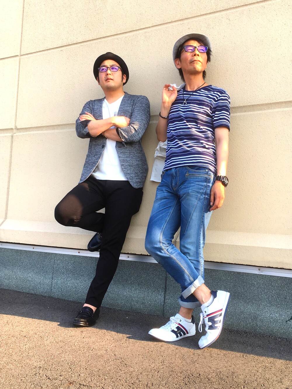 ブラック系のノーカラージャケット、ブラック系のその他パンツ、ブルー系のTシャツ/カットソーを着用したメンズの夏コーディネートの1枚目の写真