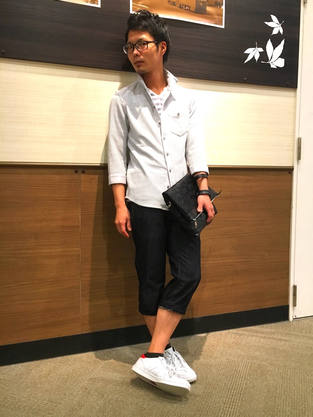 ホワイト系のシャツ/ブラウス、ブルー系のその他パンツ、ホワイト系のスニーカーを着用したメンズの夏コーディネートの1枚目の写真