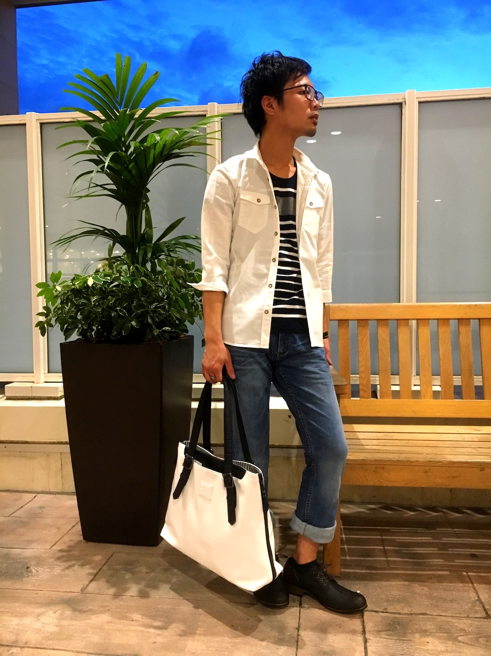 ホワイト系のシャツ/ブラウス、ブルー系のデニムパンツ、ブルー系のTシャツ/カットソーを着用したメンズの夏コーディネートの1枚目の写真