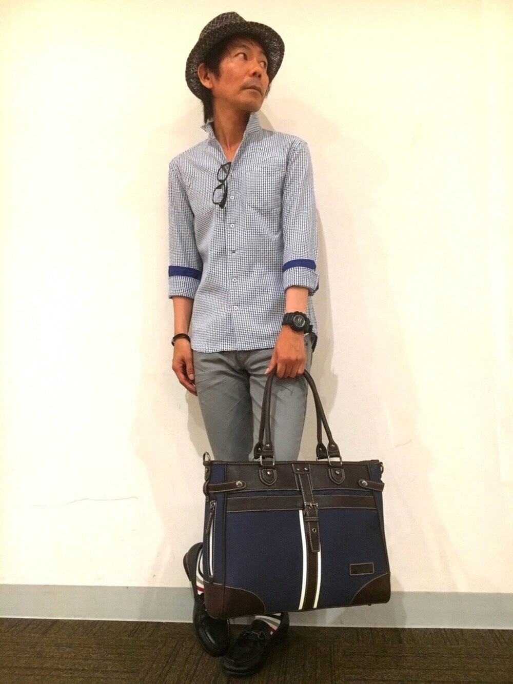 ブルー系のシャツ/ブラウス、グレー系のその他パンツ、ブルー系のトートバッグを着用したメンズの夏コーディネートの1枚目の写真