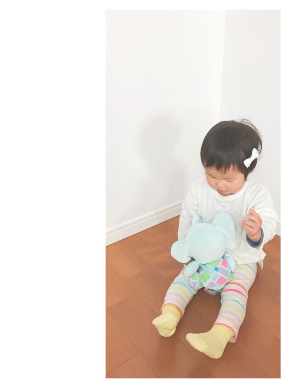 「パステルカラー、ヘアアクセ、レギンス」｜「monmimiのアイテム（Tシャツ/カットソー、ホワイト系）」を使った、smile さん（キッズ・80cm）の冬コーディネートの1枚目の写真