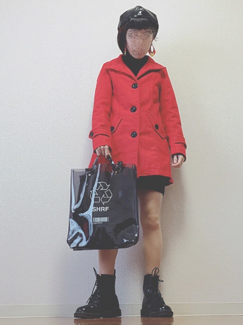 「秋コーデ、赤、Dr.Martens、SHAREEF、ハイネック、KANGOL、ハンチング、黒、レトロ、コート」｜「KAWI JAMELEの¥7,560（ハンチング/ベレー帽、ブラック系）」を使った、kiwakoさん（レディース・154cm）の秋コーディネートの1枚目の写真