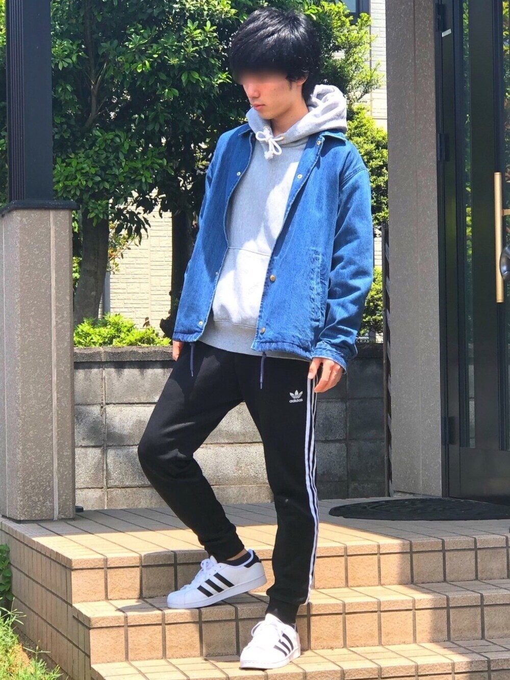 「春コーデ、きれいめカジュアル、プチプラ、低身長、スポーツミックス、デニム、GU、ラインパンツ、adidas、おしゃれさんと繋がりたい」｜「GUのデニムコーチジャケット(2990円+税)（デニムジャケット、ブルー系）」を使った、Alice(アリス)さん（メンズ・168cm）の春コーディネートの1枚目の写真