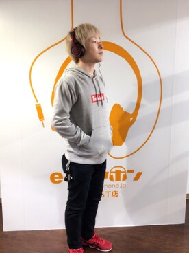 「アイテム（音楽/本・雑誌、レッド系）」を使った、e☆イヤホン梅田EST店さん（メンズ・170cm）の春コーディネート