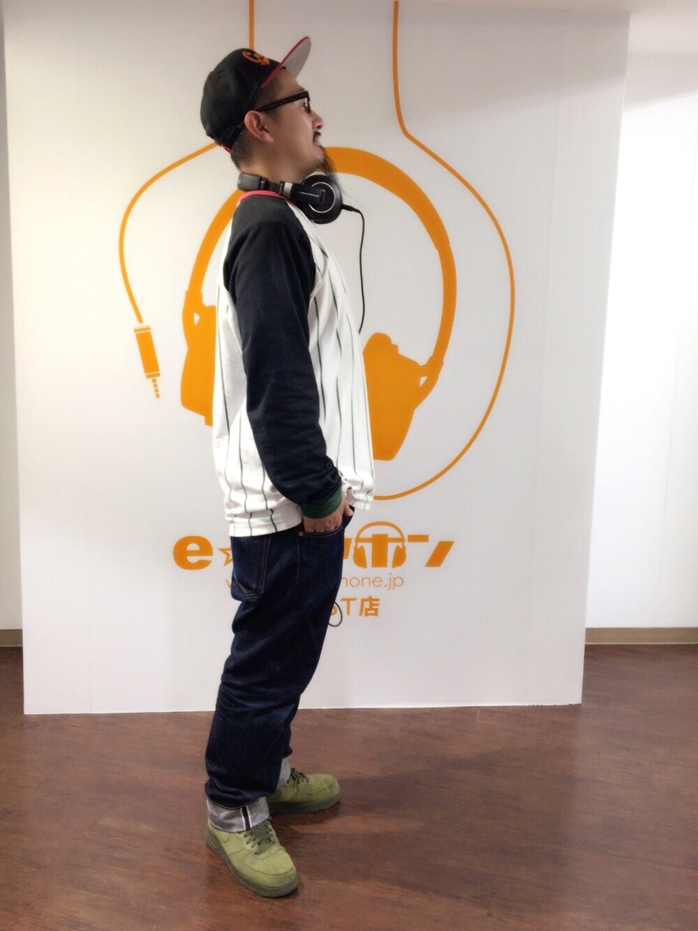 「カジュアル、 キャップ、 春コーデ、ベースボールシャツ、 ユニクロ、 シンプル、ヘッドホン、e☆イヤホン」｜「🎧Pioneer DJのアイテム（音楽/本・雑誌、ブラック系）」を使った、e☆イヤホン梅田EST店さん（メンズ・173cm）の春コーディネートの1枚目の写真