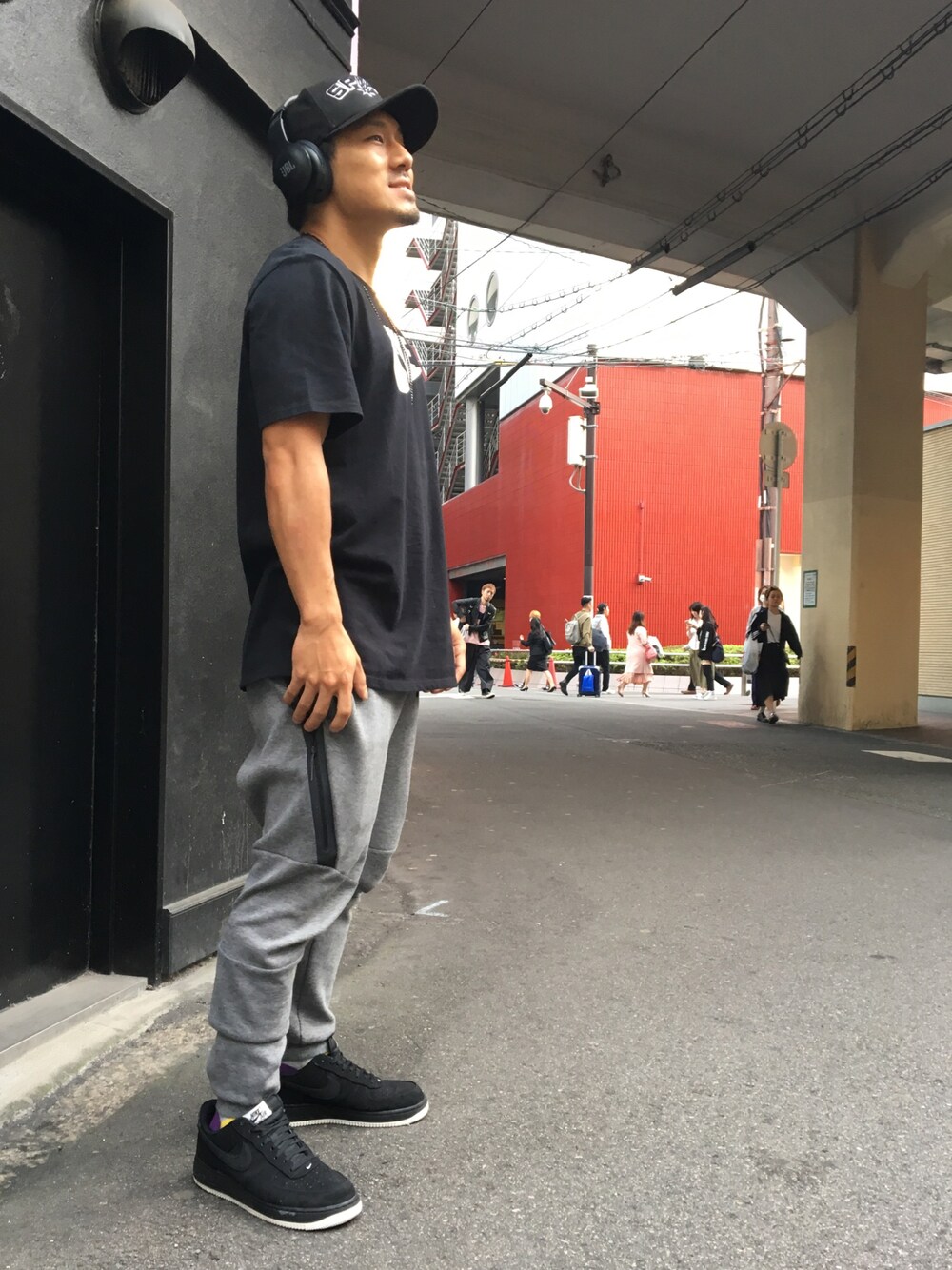 「 ＮＩＫＥ、 スニーカー、スポーツミックス、 モノトーン、 ブラック、 カジュアル、 シンプル、ヘッドホン」｜「JBLのアイテム（音楽/本・雑誌、ブラック系）」を使った、e☆イヤホン梅田EST店さん（メンズ・171cm）の春コーディネートの1枚目の写真