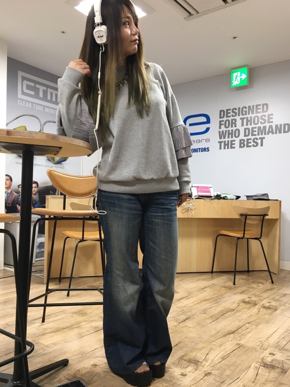 「 デニム、 グレー、 春コーデ、 シンプル、ヘッドホン、 おとなカジュアル」｜「COQULEのアイテム（トップス、グレー系）」を使った、e☆イヤホン梅田EST店さん（レディース・158cm）の春コーディネートの1枚目の写真