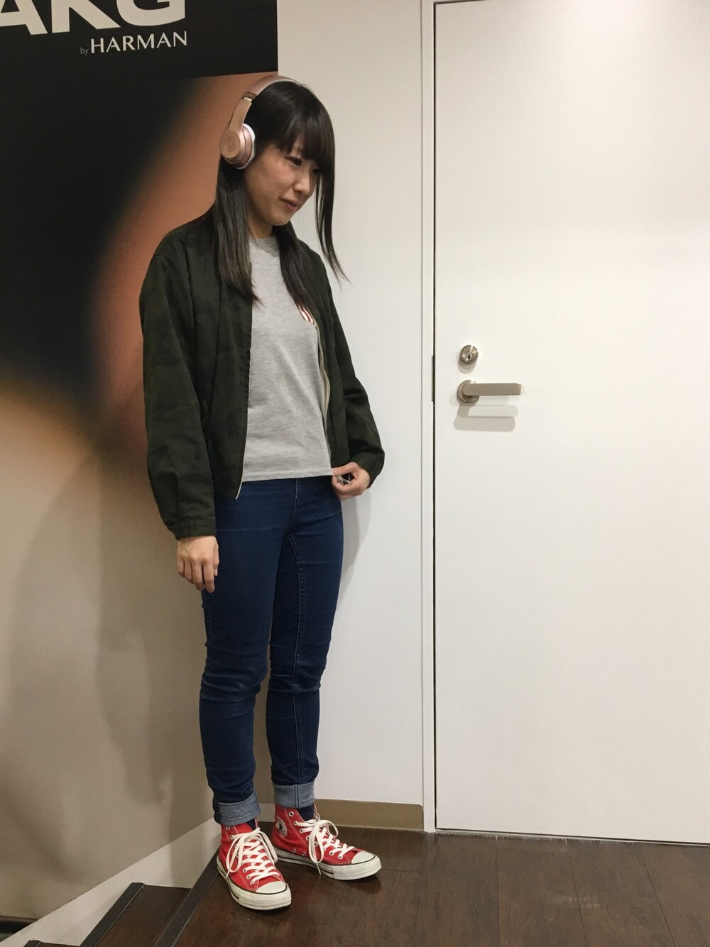 「 ミリタリー、 スニーカー、 グレー、 コンバース、スキニーデニム、 カジュアル、 シンプル、ヘッドホン」｜「🎧Beats by Dr. Dreのアイテム（音楽/本・雑誌、ピンク系）」を使った、e☆イヤホン梅田EST店さん（レディース・155cm）の春コーディネートの1枚目の写真