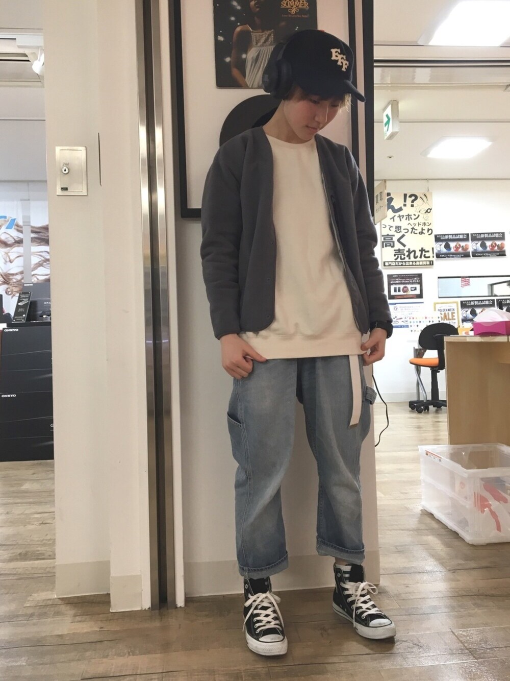 「 スニーカー、 キャップ、 グレー、 コンバース、 カジュアル、 シンプル、ヘッドホン」｜「CIAOPANICのアイテム（ジャケット/アウター、グレー系）」を使った、e☆イヤホン梅田EST店さん（レディース・162cm）の春コーディネートの1枚目の写真