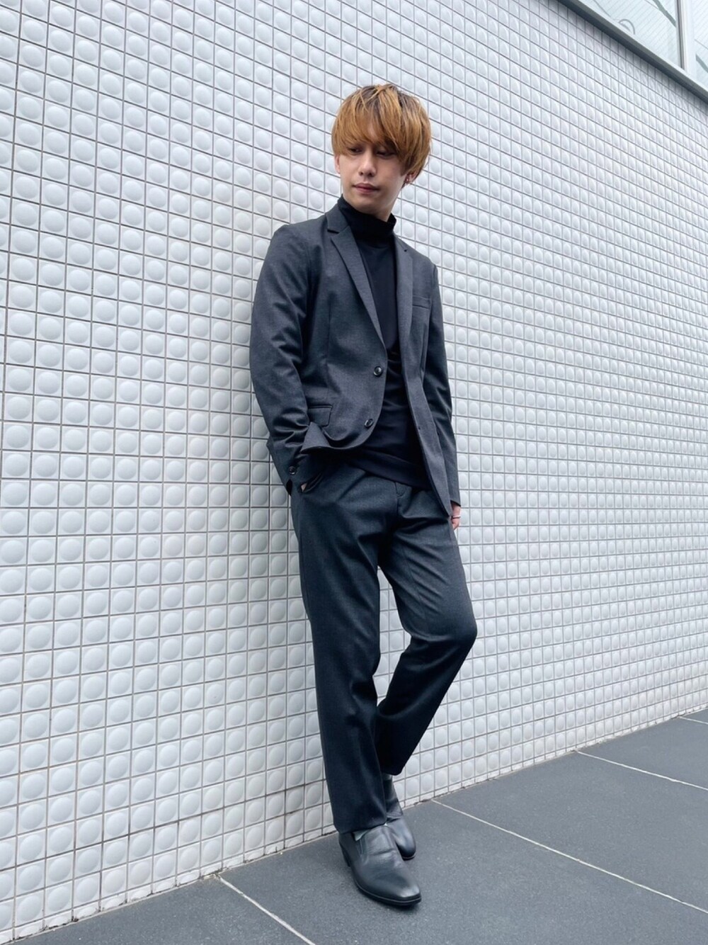 「セットアップ、シンプル、カジュアル、ブラックコーデ、休日スタイル、ジャケット、スラックス、5351 POUR LES HOMMES、低身長、ジャケットスタイル」｜「5351 POUR LES HOMMESの【セットアップ対応】CARREMAN ジャージー チェック ノッチドラペル ジャケット（テーラードジャケット、グレー系）」を使った、TAKAGIさん（メンズ・166cm）の春コーディネートの1枚目の写真