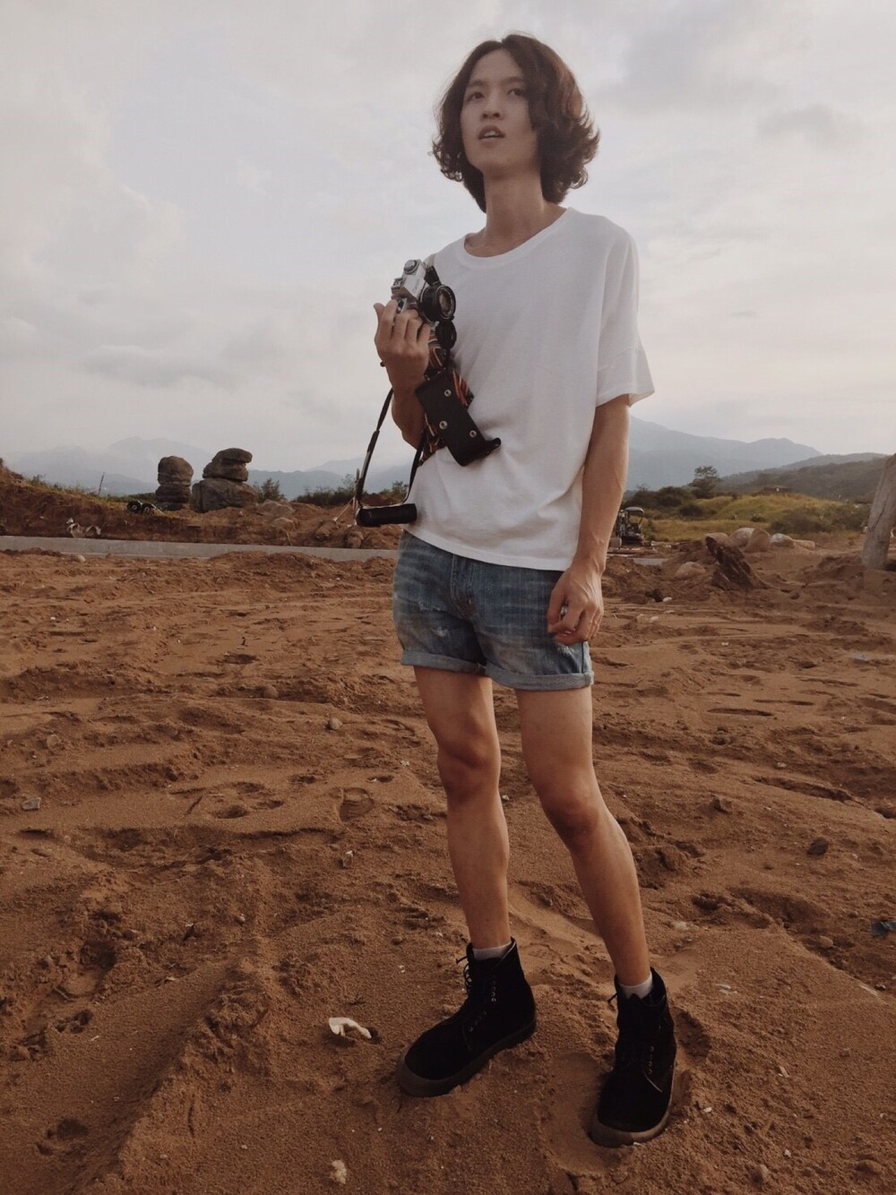 「夏、古着MIX、outdoor、vintage、BELLY BUTTON」｜「CHILLEのアイテム（Tシャツ/カットソー、ホワイト系）」を使った、蔡金さん（メンズ・180cm）の夏コーディネートの1枚目の写真