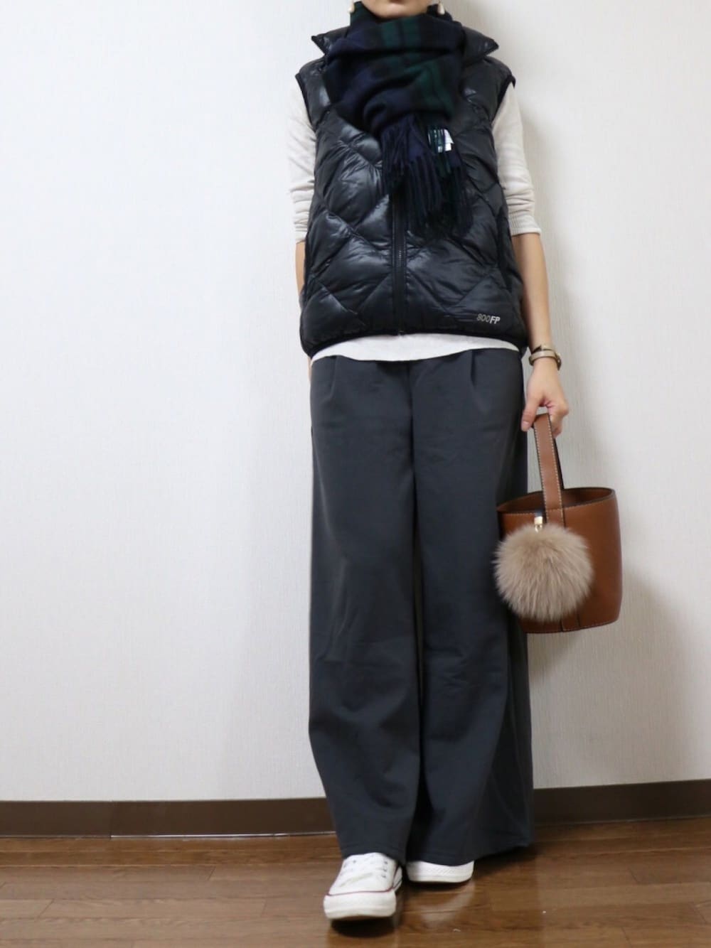 「Johnstons、Pierrot、Eddie Bauer、AWESOME-shop、Aquagarage、DEVILISH TOKYO、Dark Angel」｜「aquagarageのアイテム（スニーカー、ホワイト系）」を使った、WADAWAKOさん（レディース・154cm）の秋コーディネートの1枚目の写真