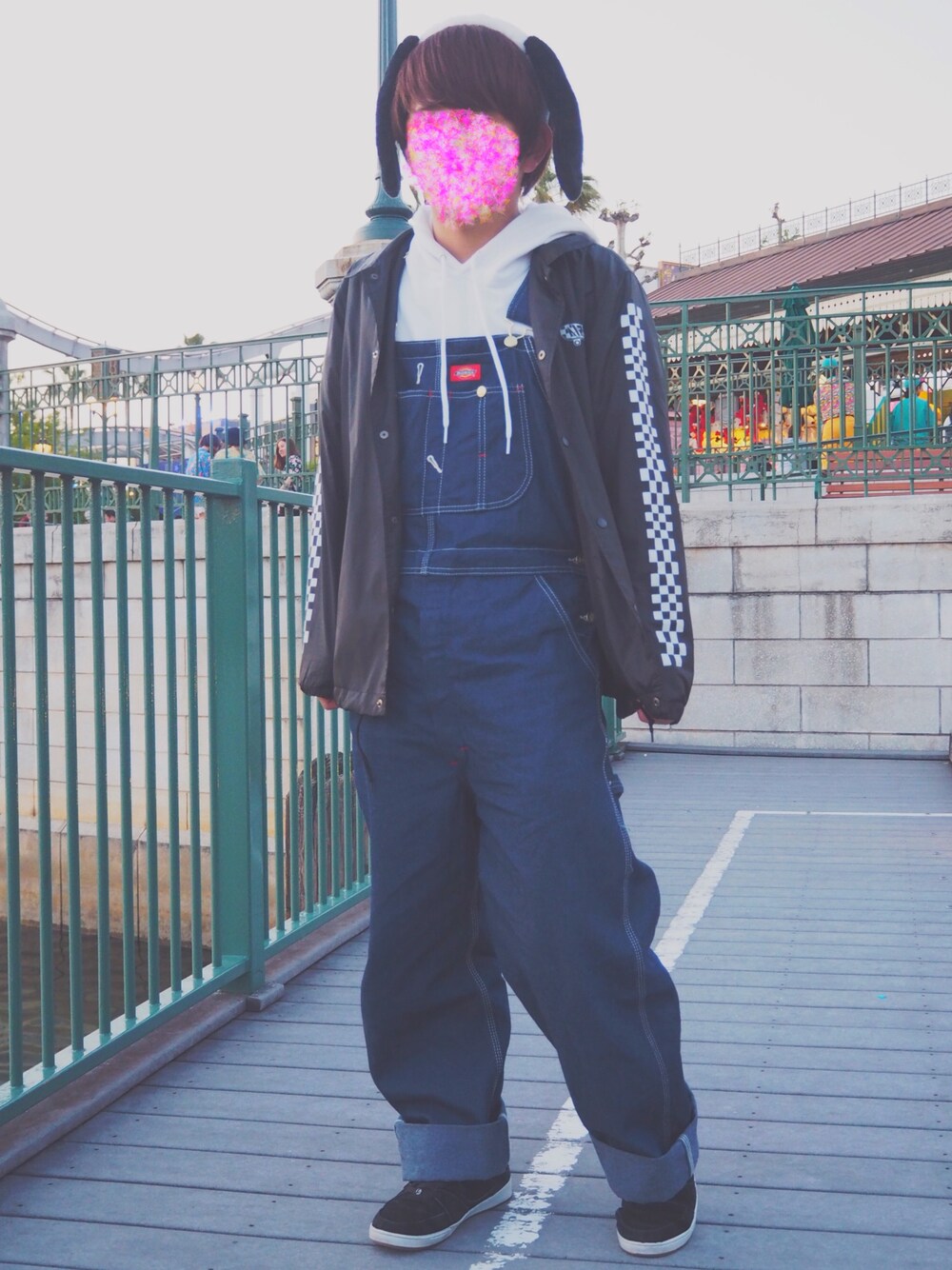 「ゆるコーデ、肌ウーノ、大学生、おしゃれさんと繋がりたい、初投稿、ユニバ、春コーデ、黒スニーカー、オーバーサイズ、スヌーピー」｜「AIRWALKのアイテム（ナイロンジャケット、ブラック系）」を使った、がにゅ@れにゅでもありますさん（メンズ・168cm）の春コーディネートの1枚目の写真