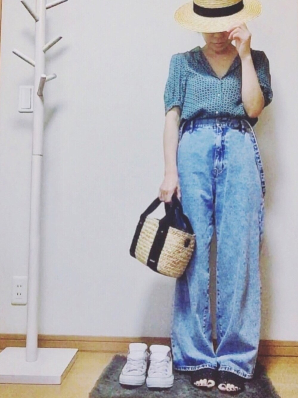 グリーン系のシャツ/ブラウス、ブルー系のデニムパンツ、ブルー系のサンダルを着用したレディースの夏コーディネートの1枚目の写真