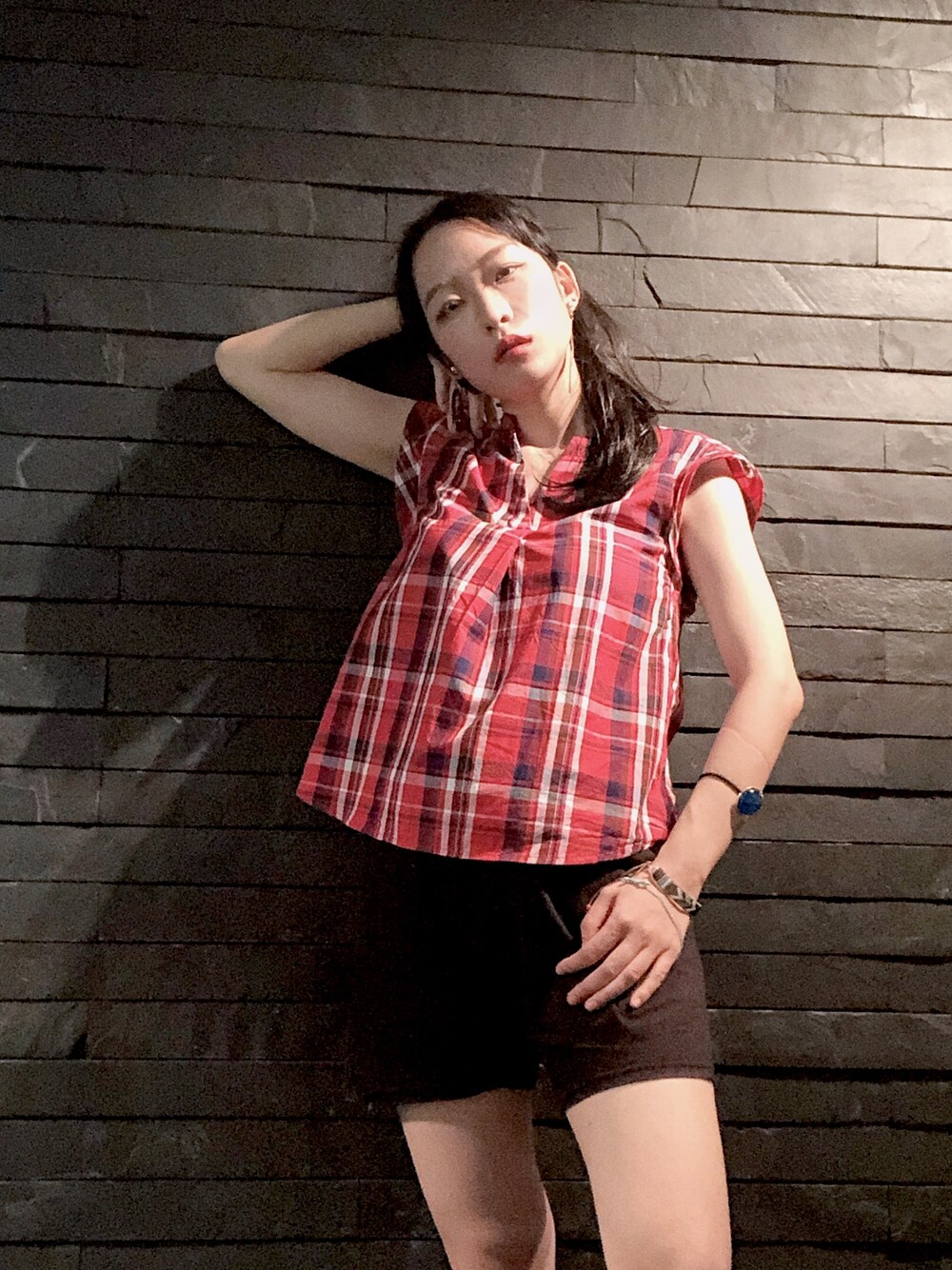 「夏コーデ、streetfashion、ストリートカジュアル、カジュアル、ストリートファッション、カジュアルコーデ、カジュアルスタイル、ストリート」｜「GUのアイテム（シャツ/ブラウス、レッド系）」を使った、素潤SOYUNさん（レディース・162cm）の秋コーディネートの1枚目の写真