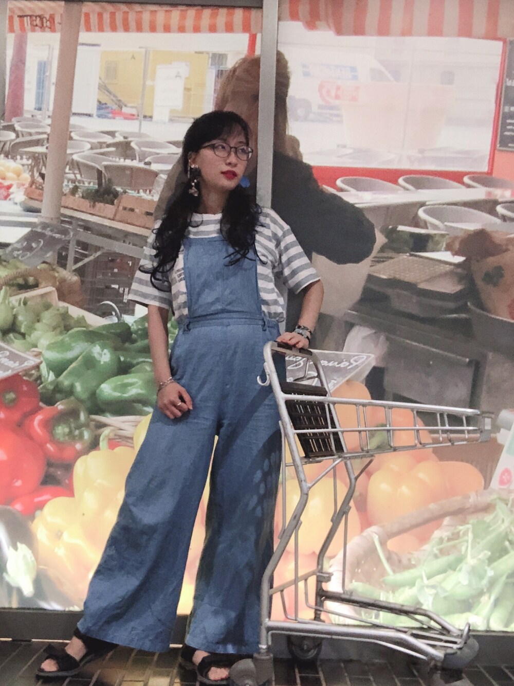 「casual、カジュアル、カジュアルコーデ、ストリート、ストリートカジュアル、streetstyle、streetfashion、韓國、韓國女裝、デイリーカジュアル」｜「E hyphen world galleryのアイテム（オールインワン・サロペット、ブルー系）」を使った、素潤SOYUNさん（レディース・162cm）の秋コーディネートの1枚目の写真