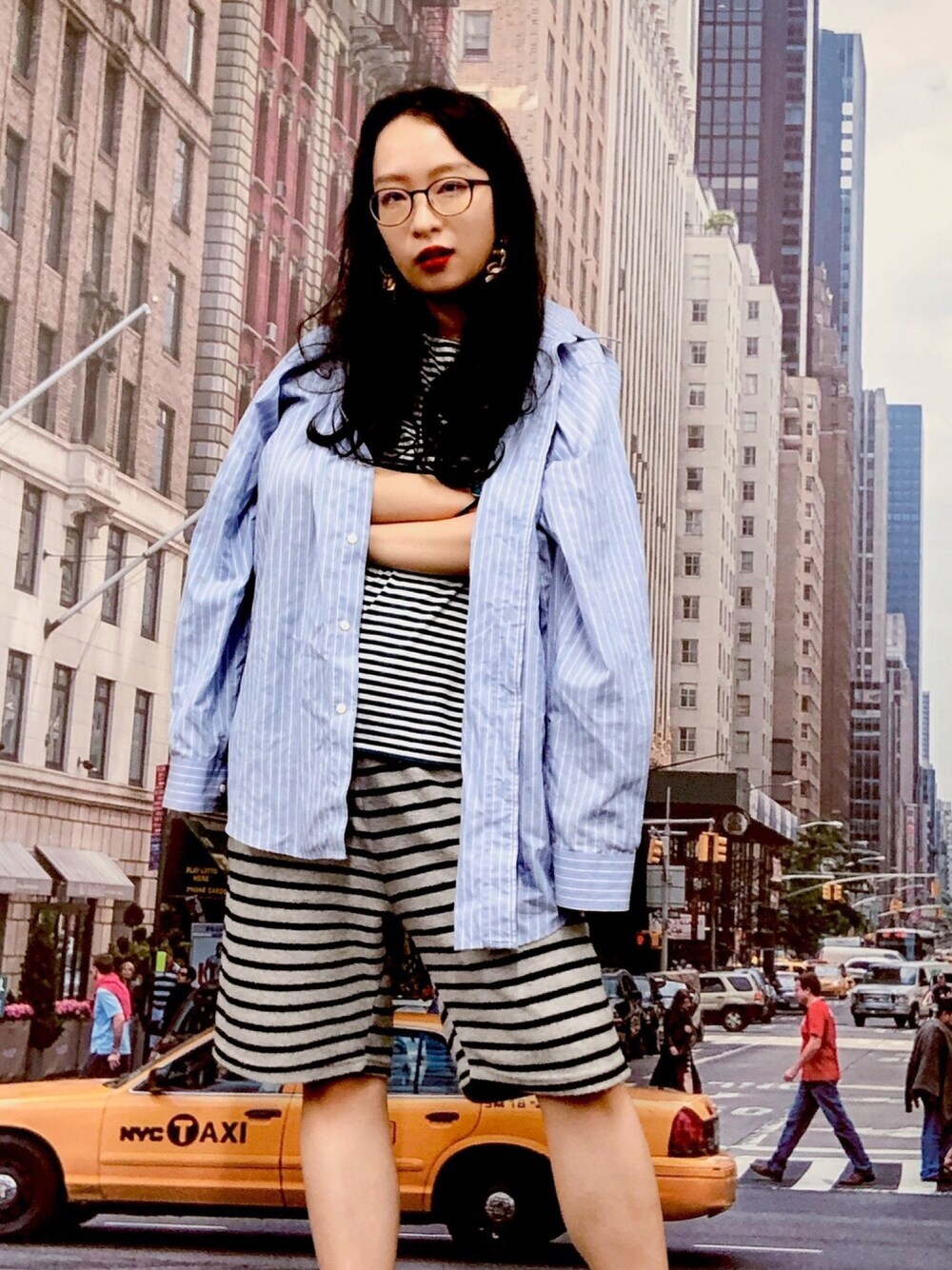 「カジュアル、デイリーカジュアル、ootd、ストリートファッション、streetfashion、dailylook、韓国ファッション、韓国風コーデ、韓国スタイル、クラシックメガネコーデ」｜「E hyphen world galleryのアイテム（Tシャツ/カットソー、ブルー系）」を使った、素潤SOYUNさん（レディース・162cm）の秋コーディネートの1枚目の写真