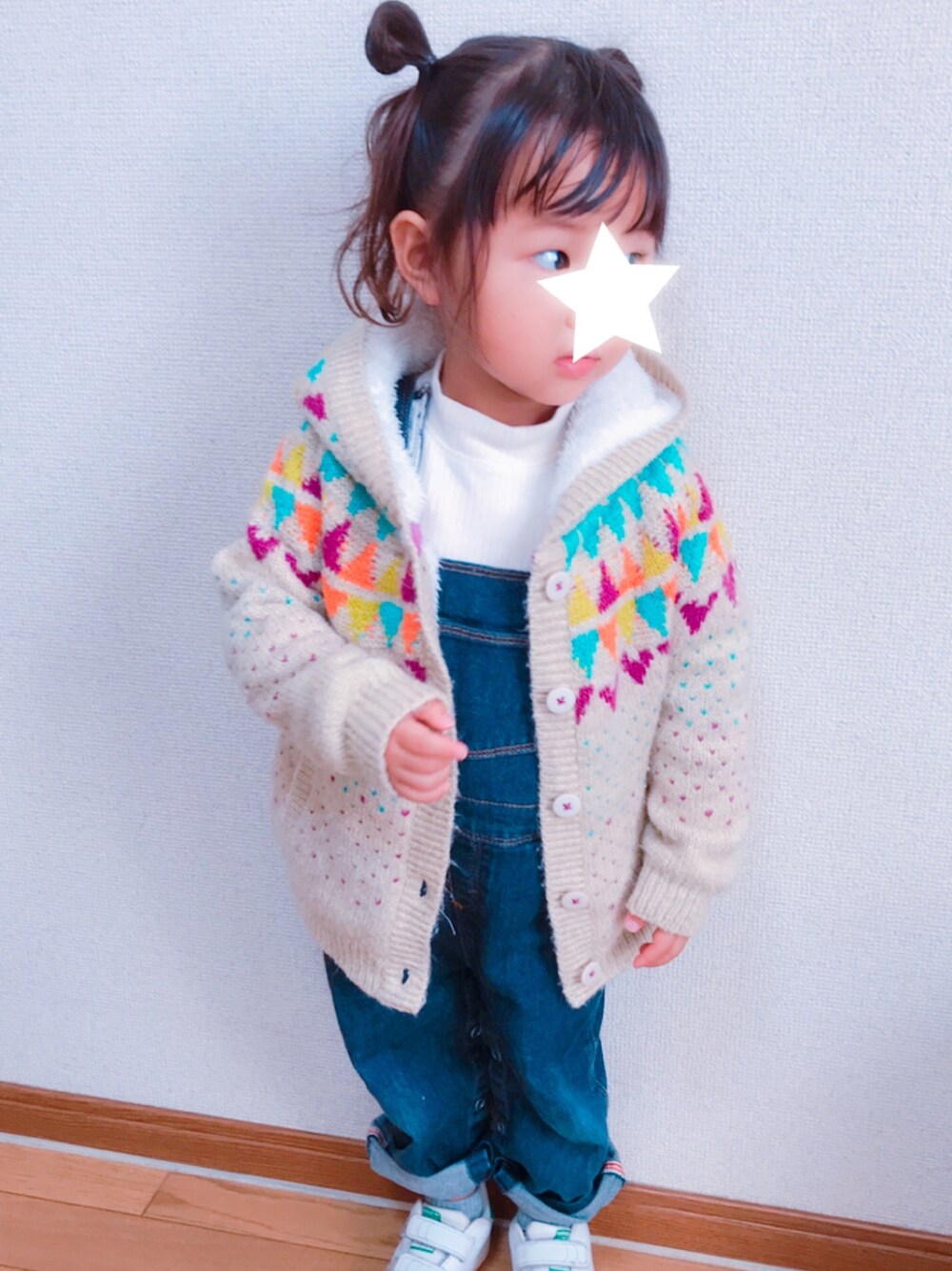 「プチバトー、UNIQLO、adidas originals、スタンスミス、キッズコーデ、おしゃれさんと繋がりたい」｜「PETIT BATEAUのデニムサロペット（サロペット/オーバーオール、ブルー系）」を使った、yyyyさん（キッズ・100cm）の秋コーディネートの1枚目の写真