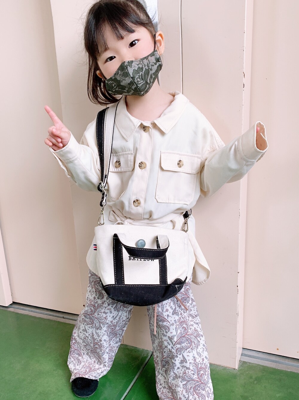 「GLOBAL WORKのアイテム（シャツ/ブラウス、ホワイト系）」を使った、ⓐⓘさん（キッズ・90cm）の春コーディネートの1枚目の写真