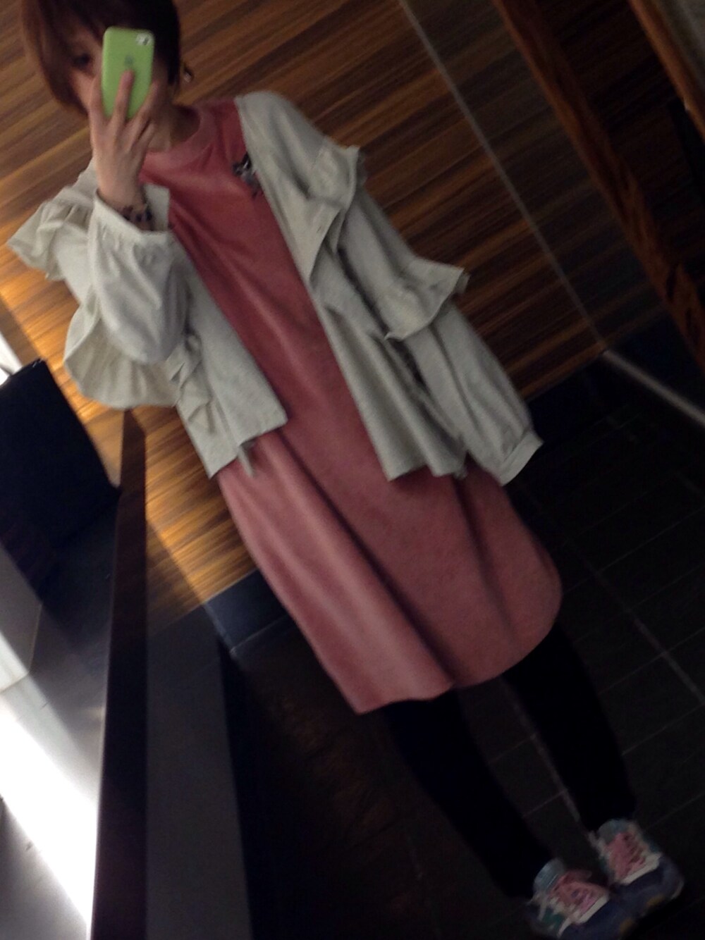 ベージュ系のシャツ/ブラウス、ピンク系のワンピース、ブルー系のスニーカーを着用したレディースの春コーディネートの1枚目の写真