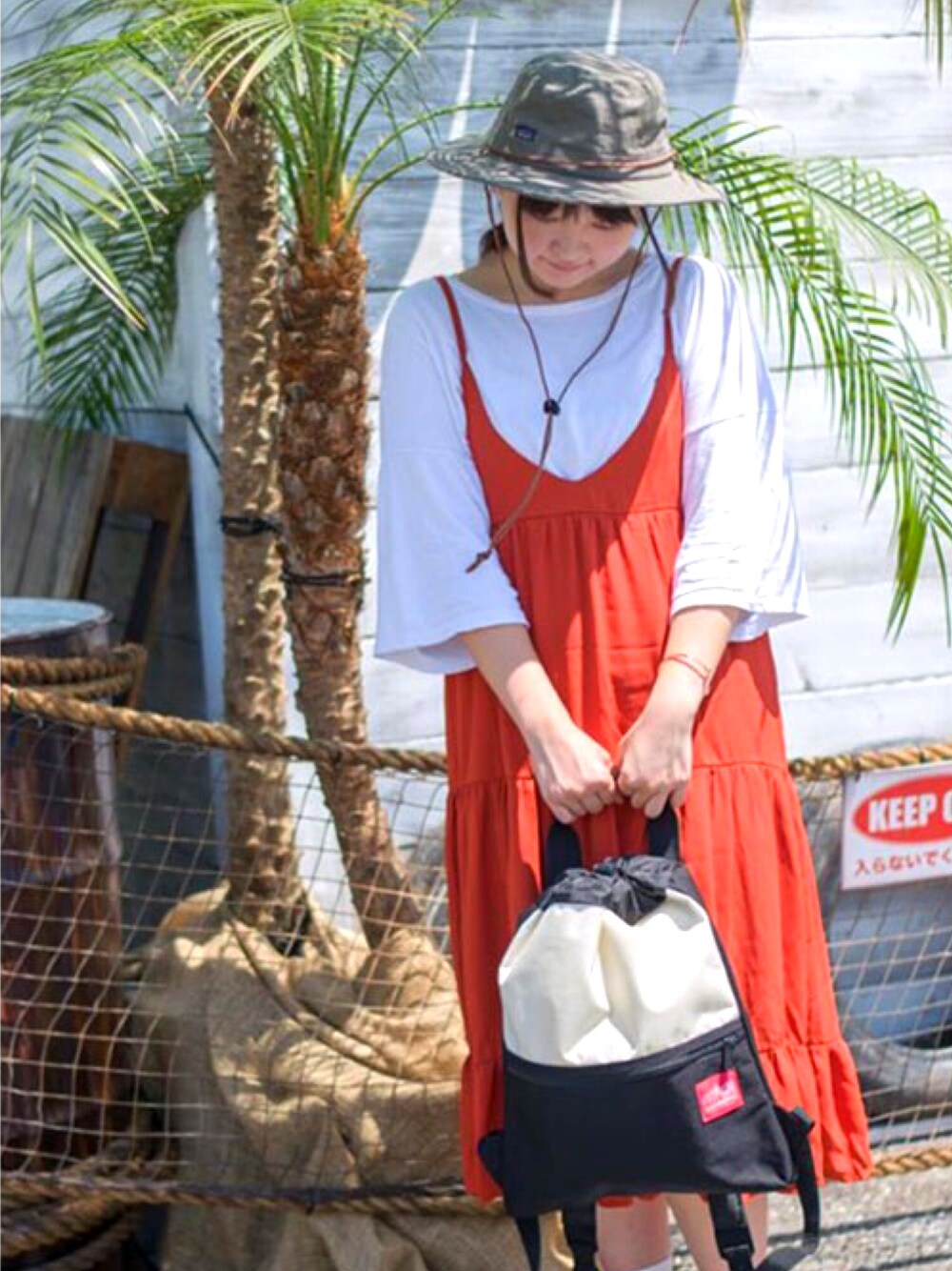 ホワイト系のバックパック/リュックを着用したレディースの夏コーディネートの1枚目の写真