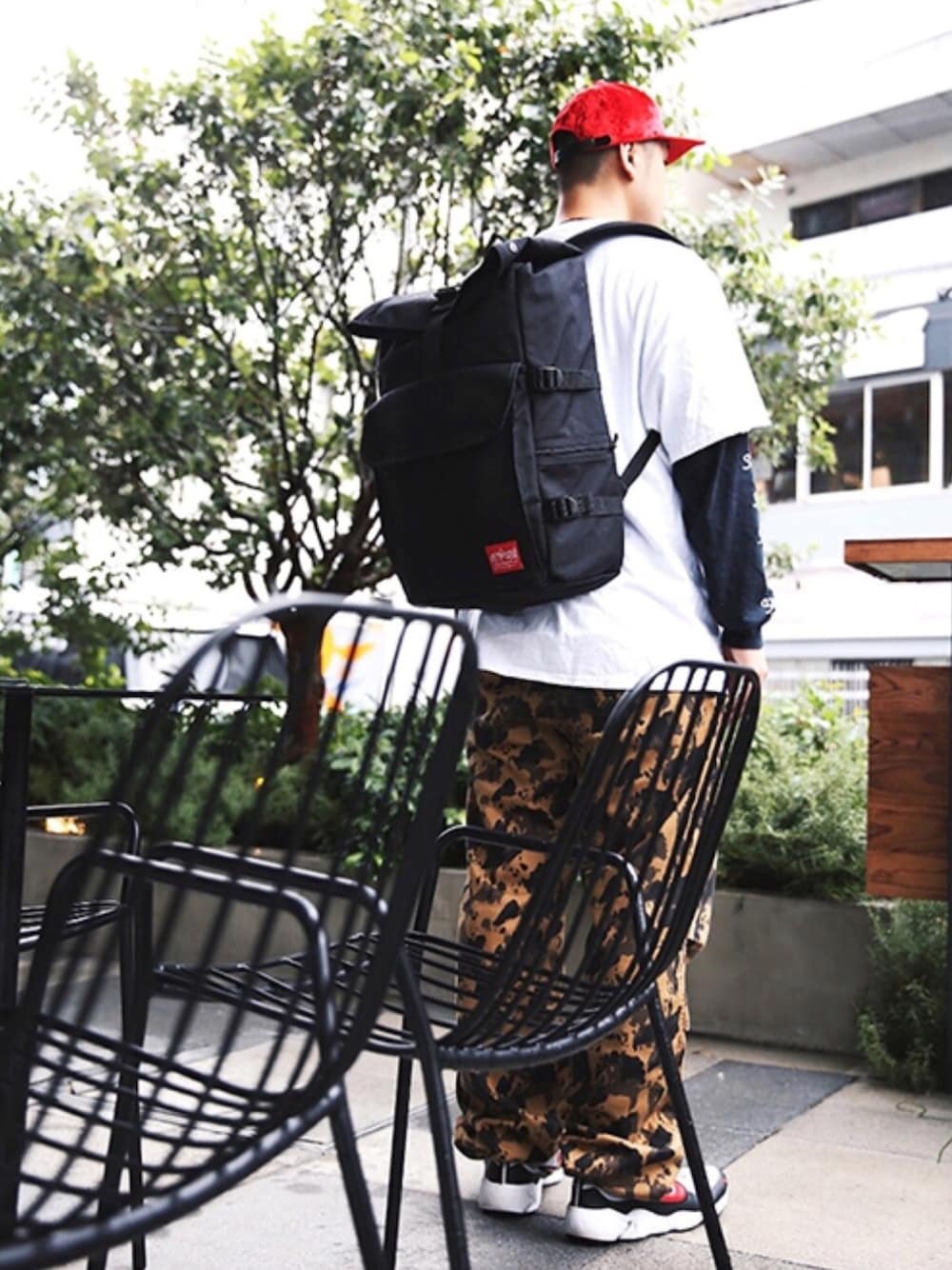 ブラック系のバッグを着用したメンズの秋コーディネートの1枚目の写真