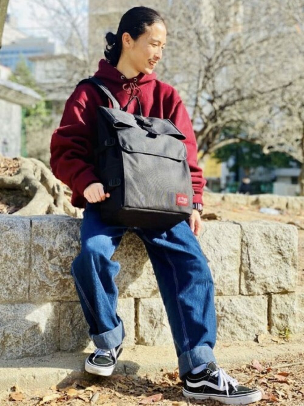 「デニム、シンプル、バックパック、リュック、パーカー、バッグ、大人カジュアル、Manhattan Portage、マンハッタンポーテージ、通学コーデ」｜「Manhattan PortageのSilvercup Backpack　-シルバーカップ バックパック-（バックパック/リュック、ブラック系）」を使った、Manhattan Portage Staffさん（メンズ・170cm）の冬コーディネートの1枚目の写真