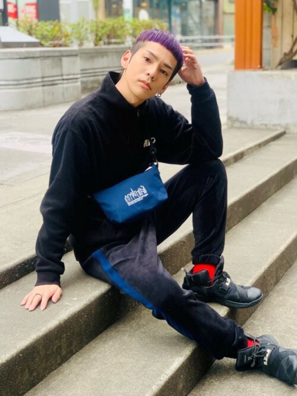 ブルー系のショルダーバッグを着用したメンズの冬コーディネートの1枚目の写真
