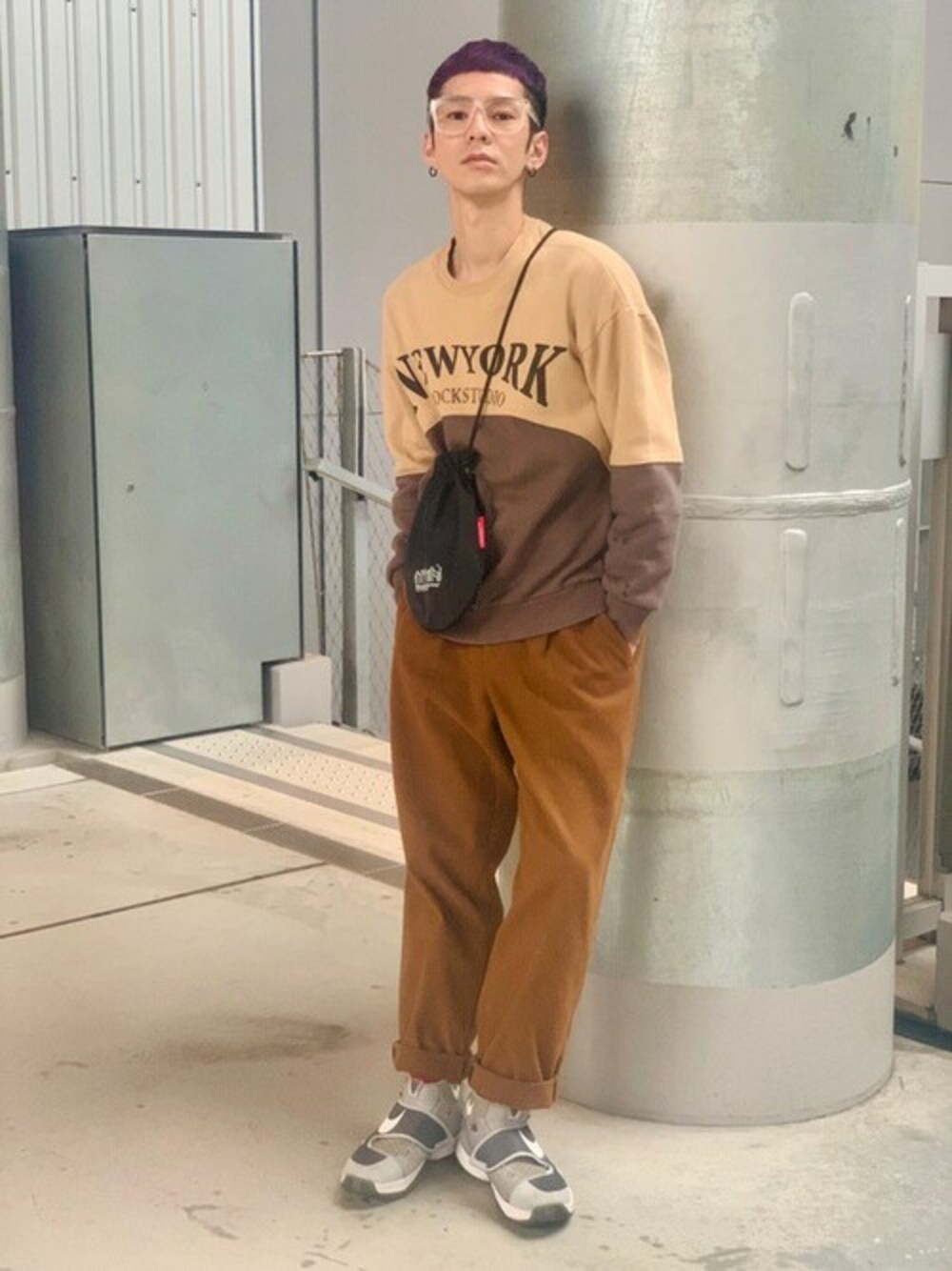 ブラック系のショルダーバッグを着用したメンズの冬コーディネートの1枚目の写真