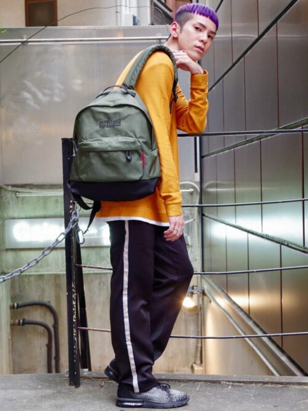 グリーン系のバックパック/リュックを着用したメンズの夏コーディネートの1枚目の写真