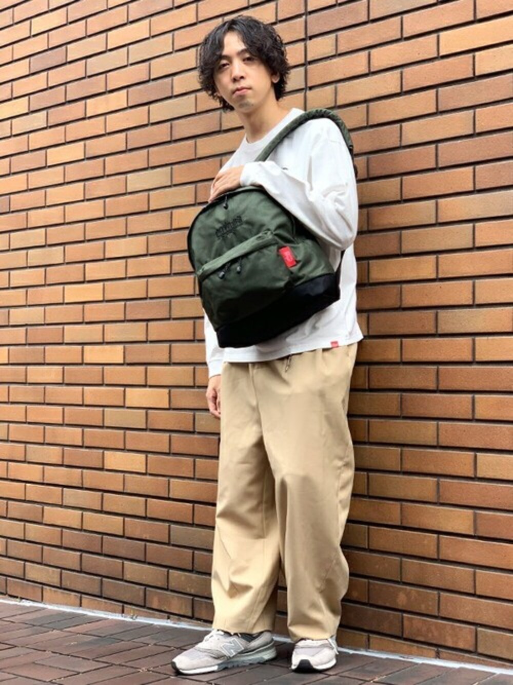 グリーン系のバックパック/リュックを着用したメンズの夏コーディネートの1枚目の写真